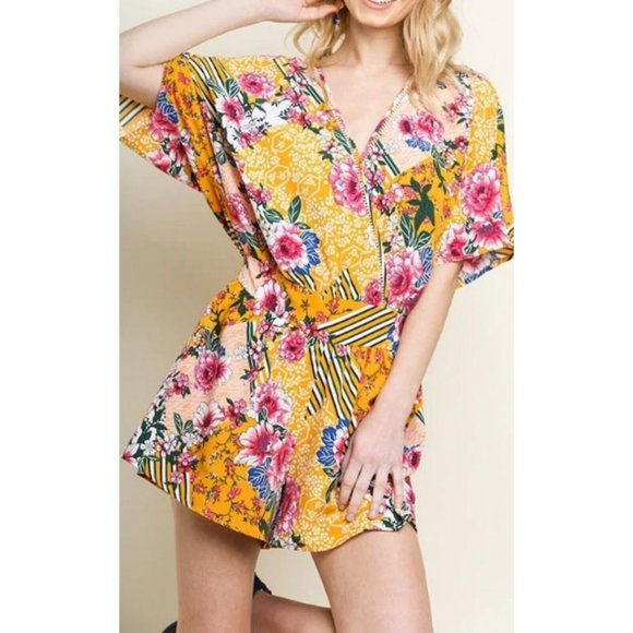 Umgee Pants - Umgee Womens Romper Size Small Floral Yellow V-Neck Short Sleeve